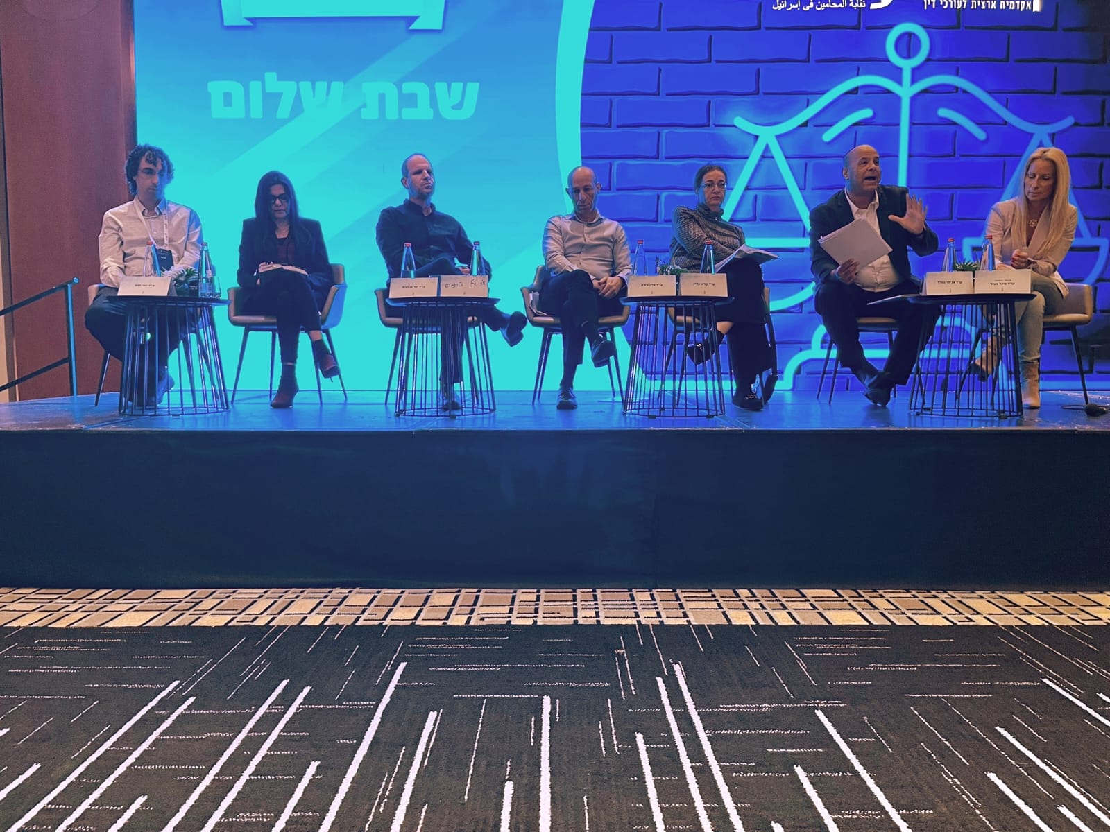 אלון משתתף בהרצאה